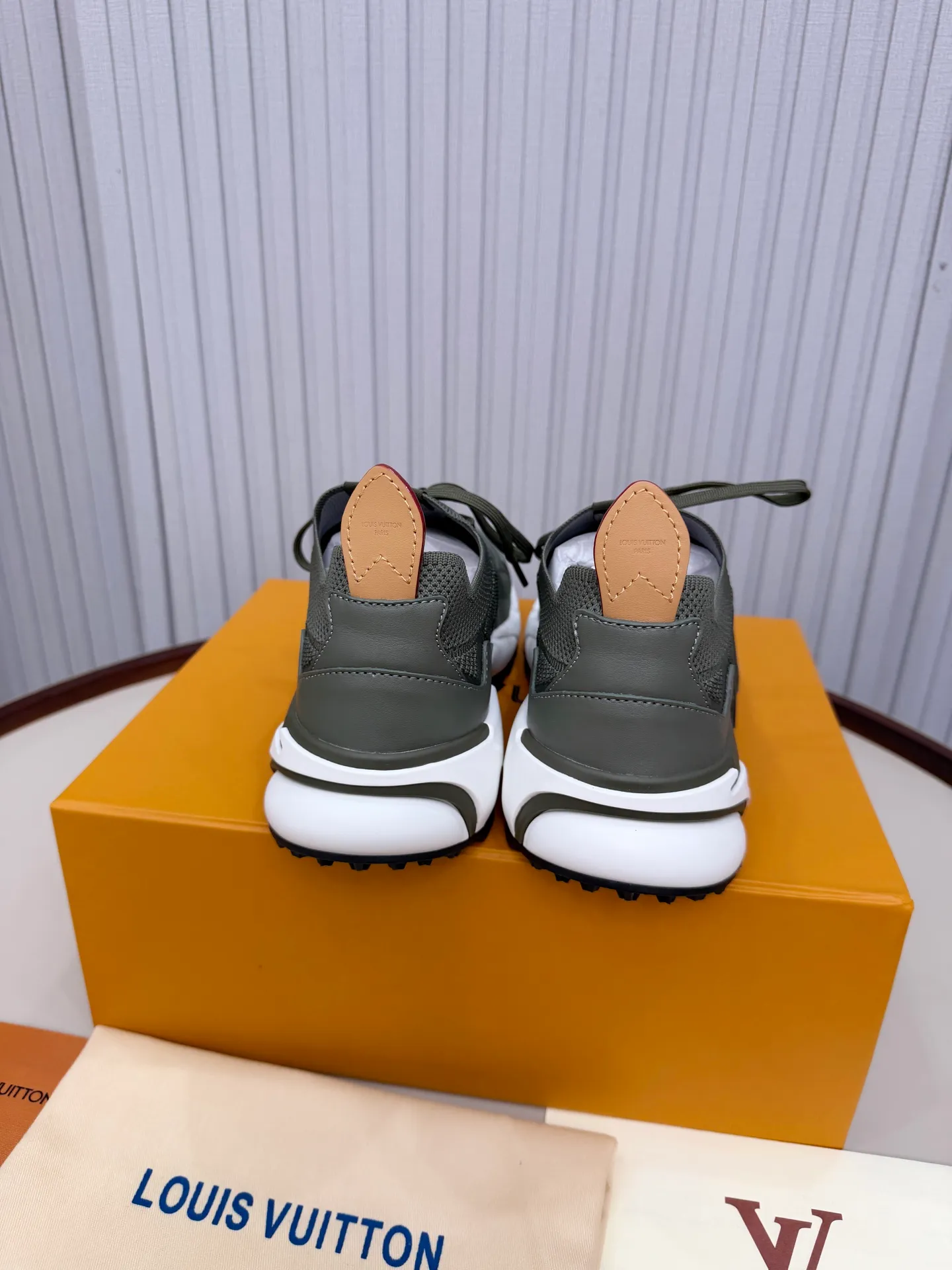 Men's men's shoes: 620💰Top version LV Louis Vuitton L Jialu brand Runner Tatic series thick-soled casual sports shoes running shoes original purchase development production production This LV Runner Tatic sports shoes combine fly woven fabric materials to interpret the inspiration of traditional mountaineering shoes. The LV letters are written on one side, the Louis Vuitton logo, and the light and wear-resistant rubber outsole completes the whole package. The delivery counter is exquisitely packaged🛍📦 ▪️Fabrics: Original imported custom fly-woven fabric ▪️Inner lining: Original custom-made breathable mesh ▪️Sole: Original molded anti-slip rubber combination material ▪️Sole thickness: 4CM ▪️Size: Men's 39-44, customized 45